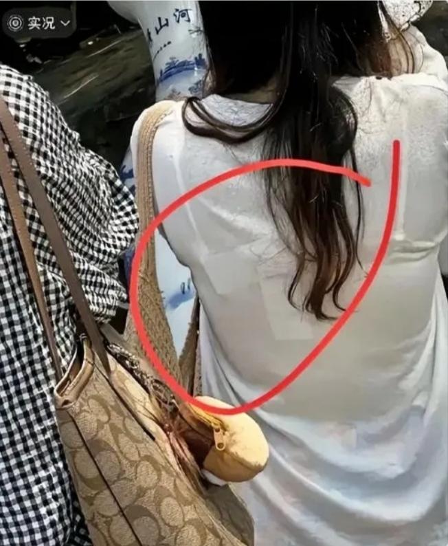 新买的衣服不洗你敢穿吗？我见有些同事新买的衣服从来不清洗也不撕吊牌就直接穿了，我