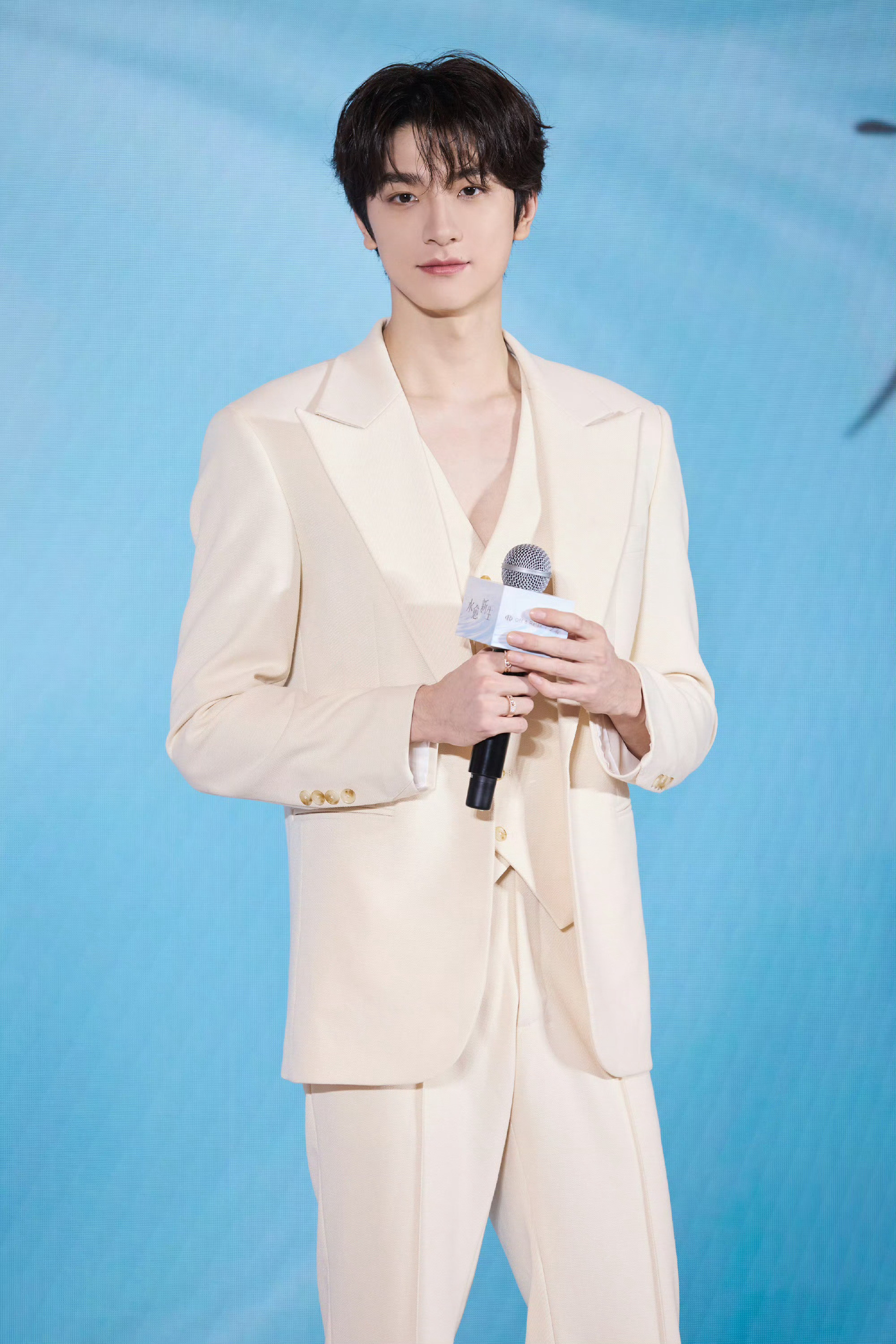 林一宛如人形立牌一样，板板正正！！这大长腿是我羡慕不来的[哭哭][哭哭]​​​