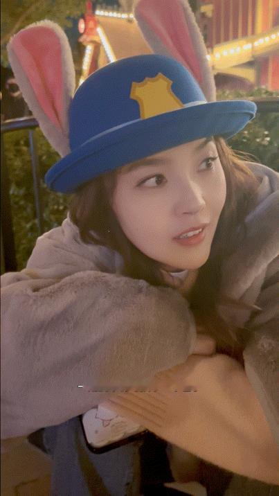 张佳宁在迪士尼安家了吧，新玩法一个接一个。我仿佛看到自己和闺蜜在那疯玩的模样，酸