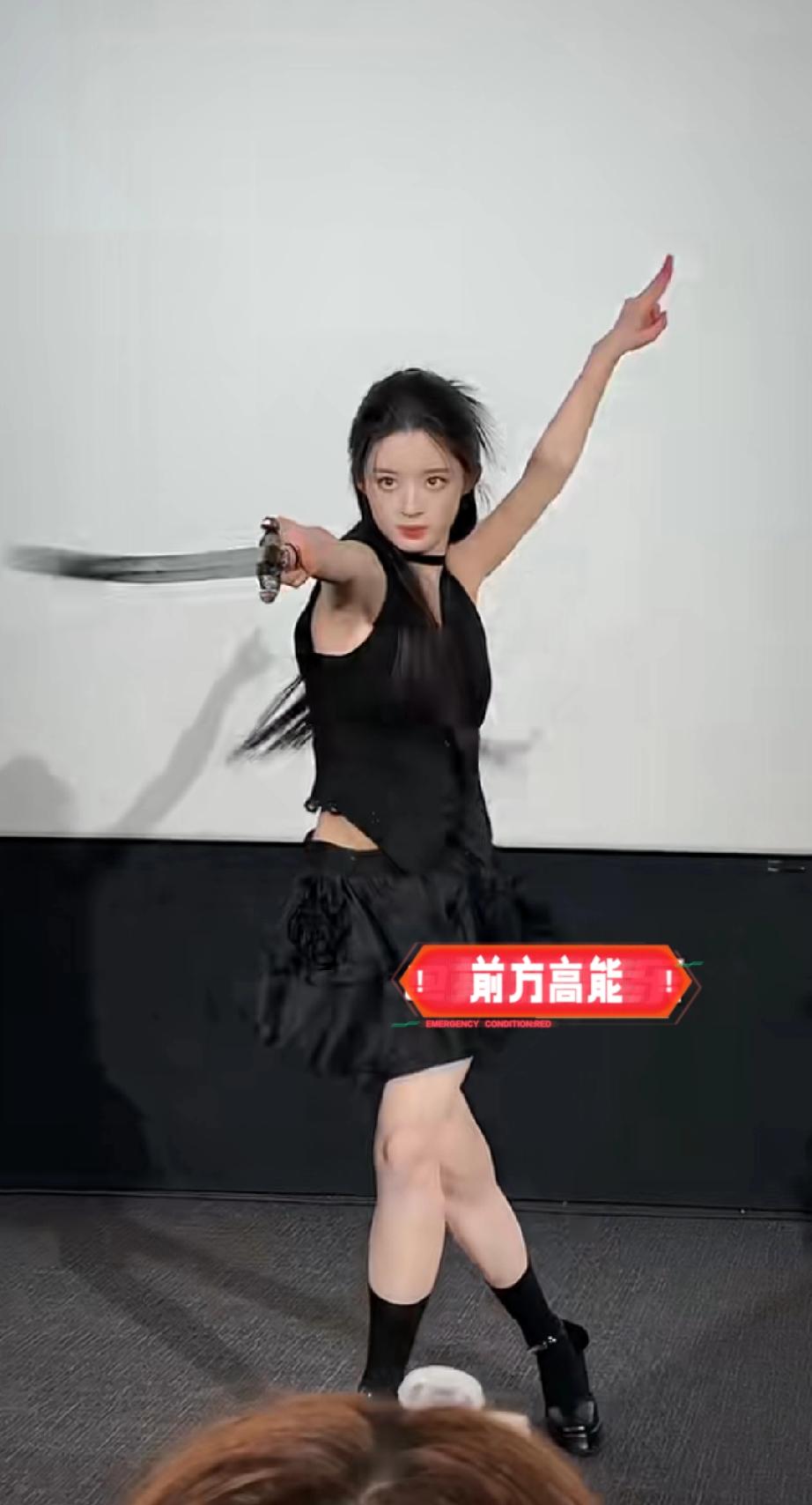 黄杨钿甜舞剑，冰湖重生开始疯狂宣传了这小胳膊细腿的，都怕她摔一跤会骨折。搭