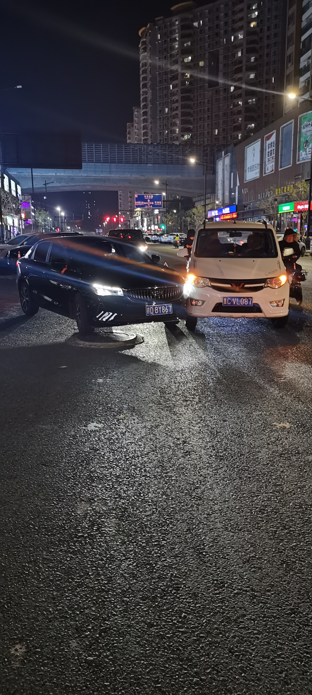 买车不到一个月撞到了心疼碰到女司机了，刚好说那里没有监控，我出来准备右转弯，刚