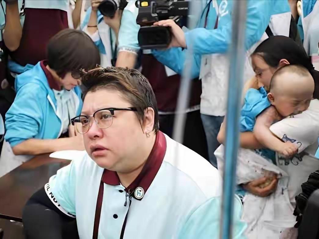 韩红为什么突然就塌房了？其实我在当初闫学晶塌房的时候就说了，本质上吧，现在所