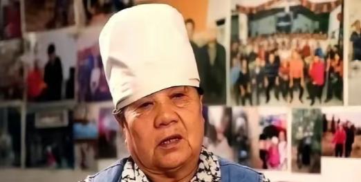 1983年沈阳铁西区一个大冬天，下岗女工韩雅琴在自家早点摊前，遇上四个刚出狱的寸