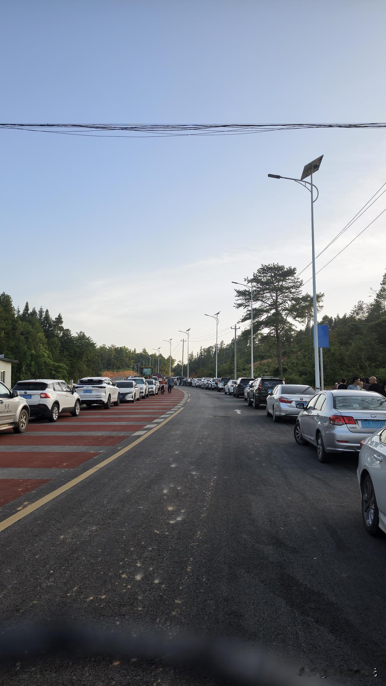 避暑胜地新建公路。这是重庆黄水镇新建的一条公路，位于冷水到黄水镇场口附近
