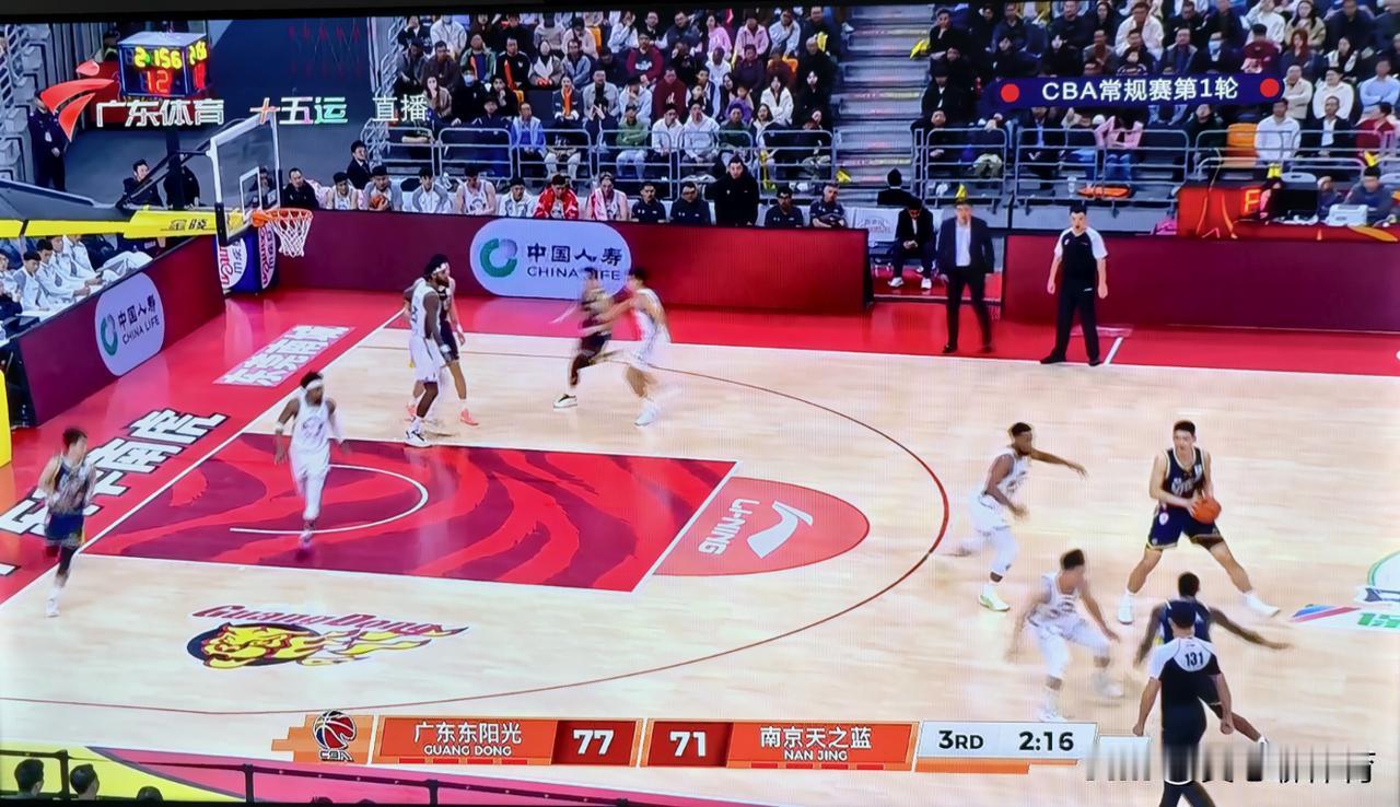 徐杰既当妈，也当妈[大笑][大笑][大笑]徐杰因伤缺阵第三节比赛，广东队由领先