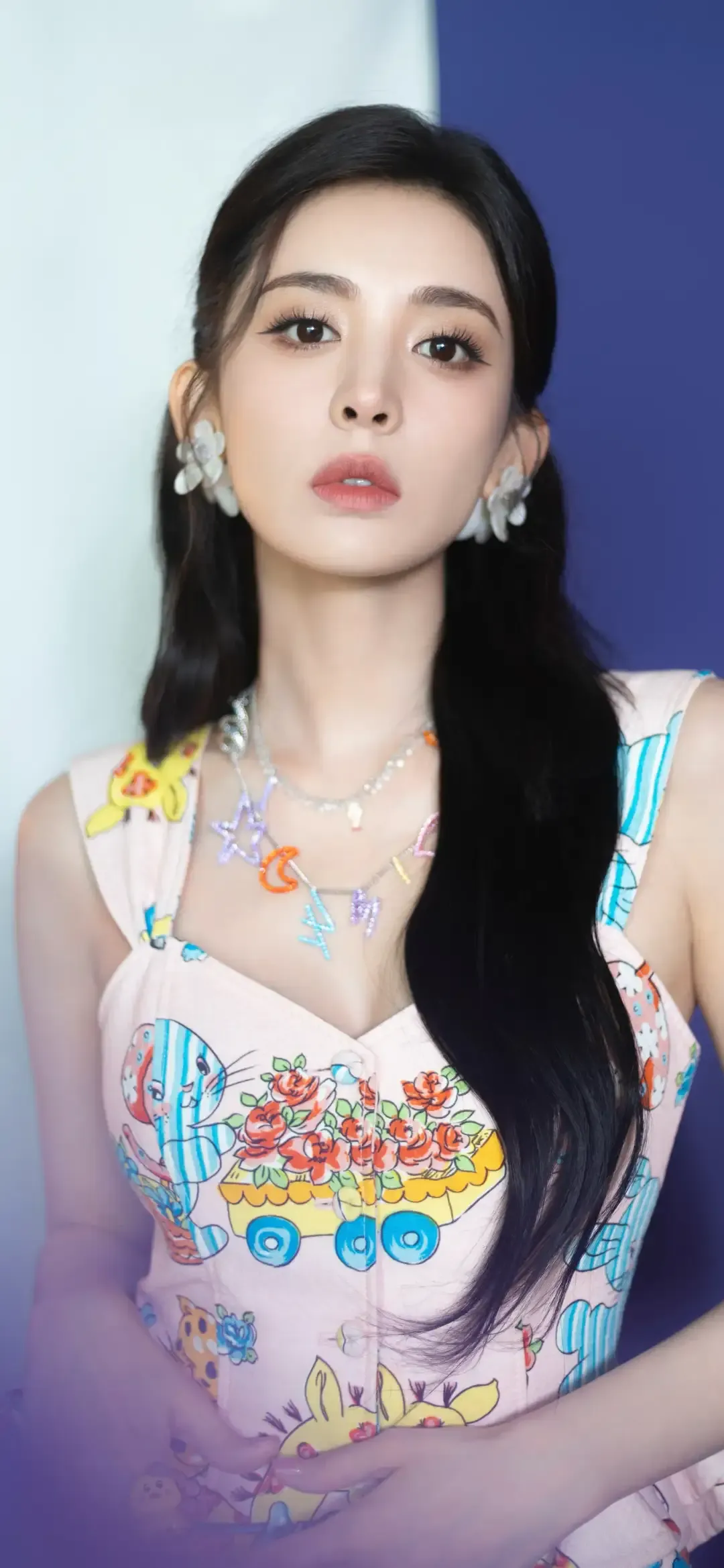顶流女星古力娜扎是一位非常著名，年轻漂亮，长相出众，身材脸蛋都好看，演技优秀的演员！她凭借着自己的努