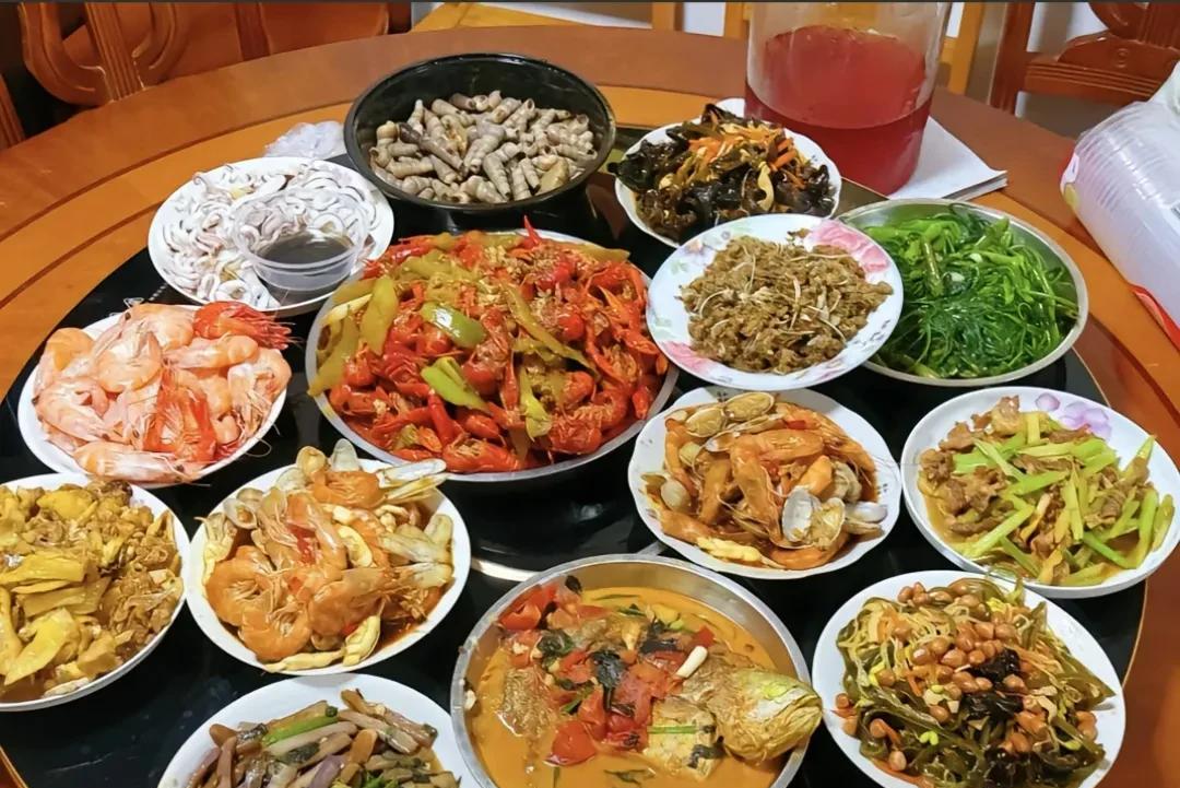 我有一个女友退休后，在他哥哥的饭店里面当点菜员，他哥哥开的饭店，很大很高档，客人