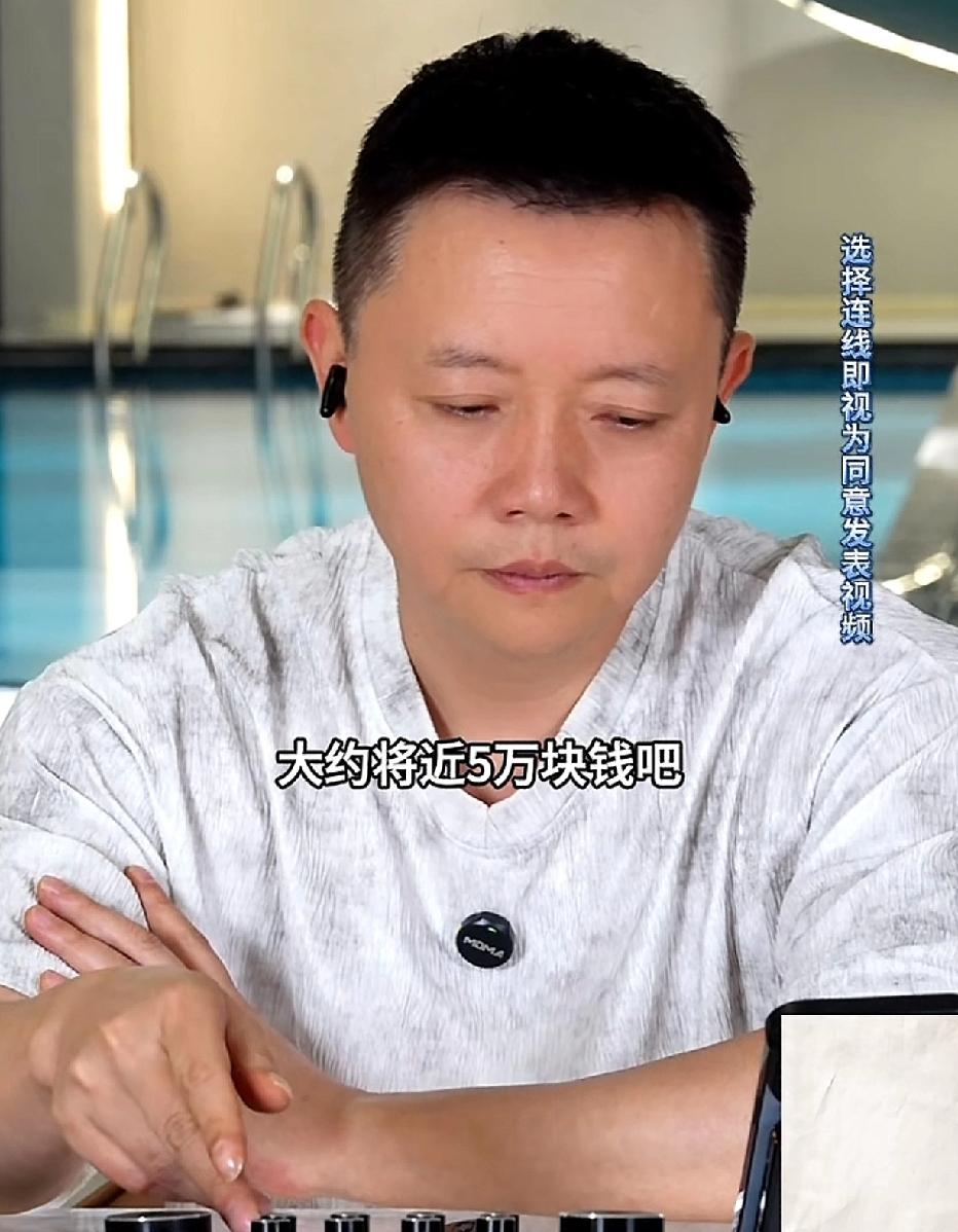 女儿大学毕业后去上海工作，回家度假时，妈妈发现她欠了五万网贷。女儿见妈妈发现此