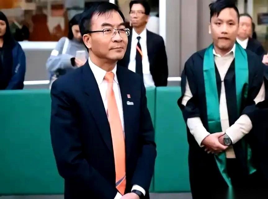 香港专业进修学校的毕业典礼上，国歌前奏刚从礼堂音箱里轰出来，前排哗啦啦站起一片，