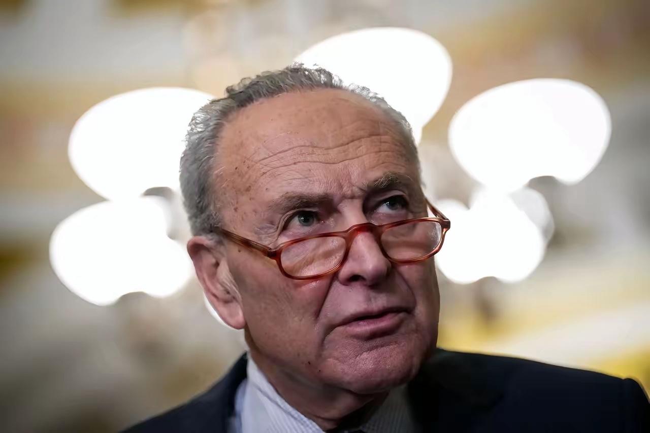 据美媒报道，民主党参议院领袖舒默称，若特朗普政府不即刻将ICE从明尼苏达州全部撤