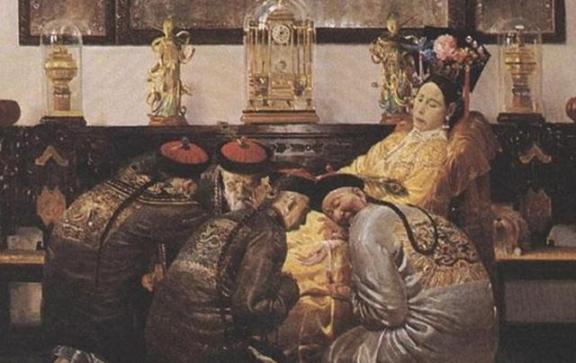 慈禧每次洗澡后，只留李莲英1人伺候。而房间里不时传出喊痛，一位小宫女偷掀帘子，这