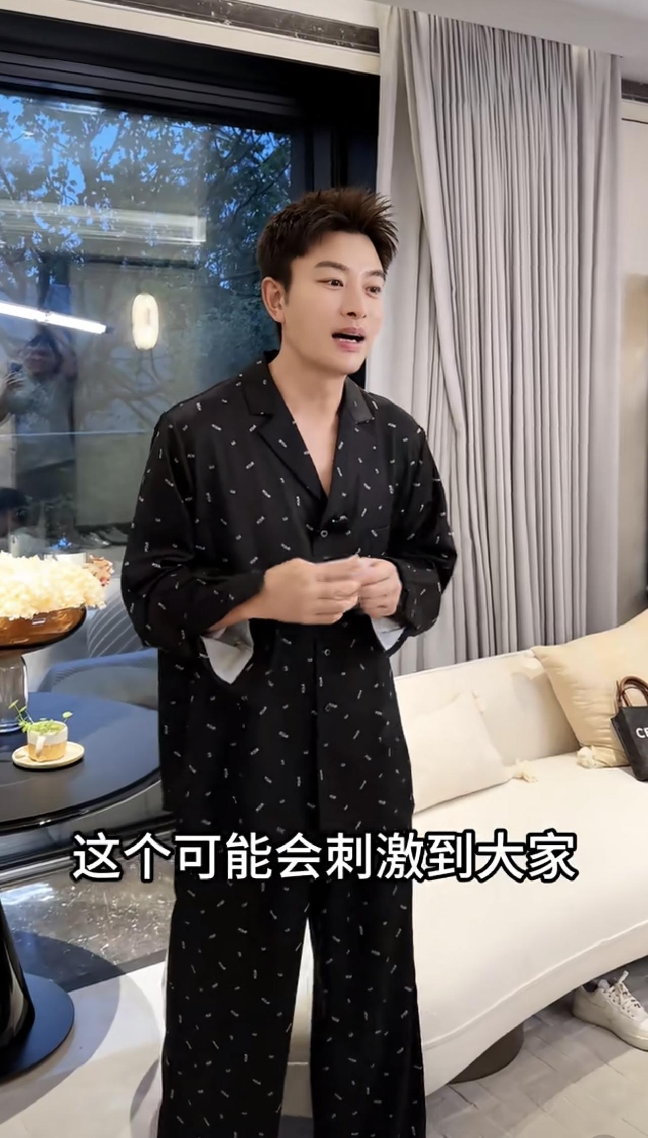 贾乃亮和团队工作人员一起过端午节，在北京豪宅内给大家发奖品。他前几天刚说自己