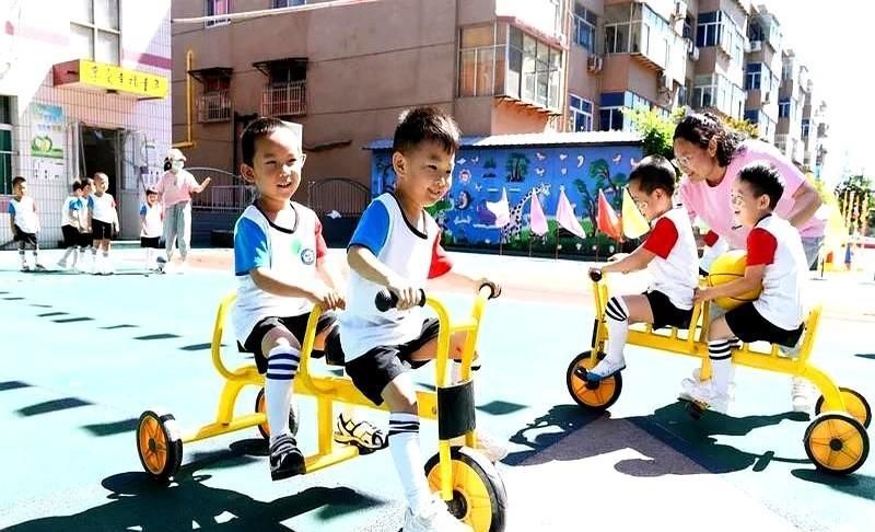 今天，儿媳妇接到通知，她们单位员工的孩子只要报名就能够上市委幼儿园。这个消息对