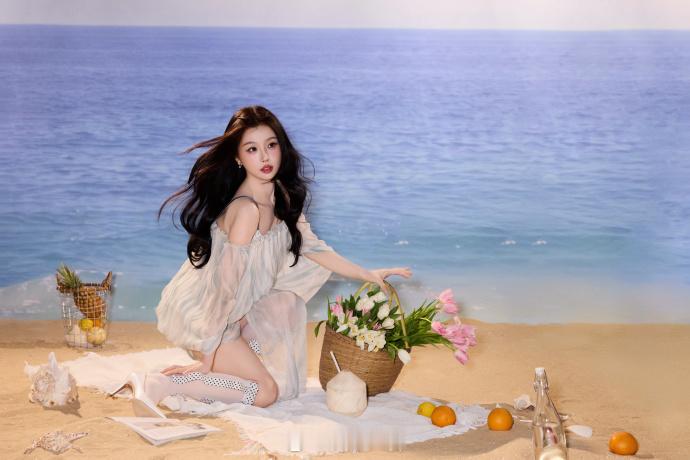 穿白色吊带上衣、对镜甜笑灵动活泼——虞书欣。每日明星美图分享看这个与迪丽热巴邓