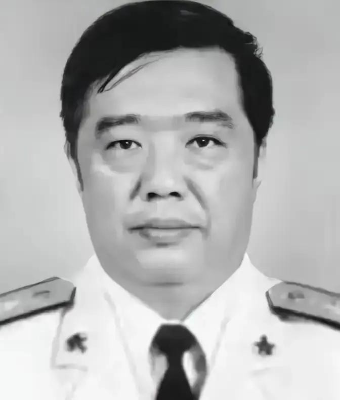 1969年，贺龙辞世，第二年，贺鹏飞被分配到了甘肃武都汽修厂当工人。老张把烟收回去，没再说话。贺鹏飞