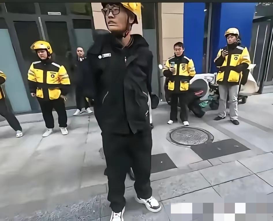 冲突发生后，这个外卖小哥没有跑，而是待在原地，看他的手背在身后，他也害怕。他应该
