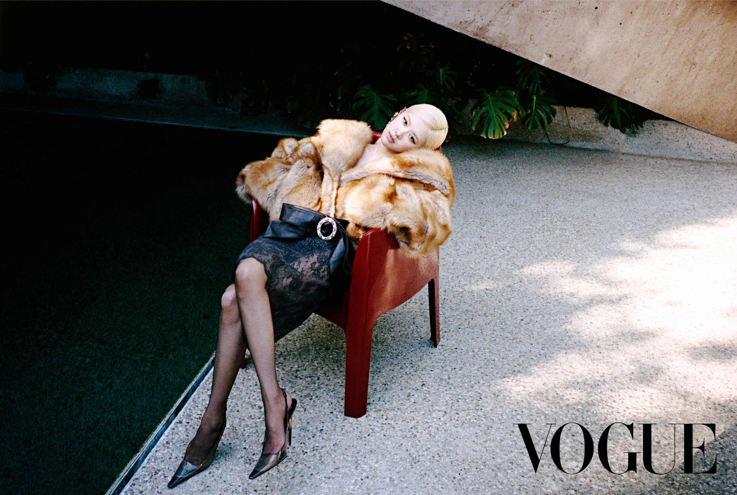 Rosé朴彩英出镜VogueKorea七月刊封面写真，依然是圣罗兰女郎