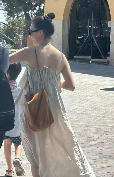 为什么高圆圆这个年龄穿吊带都没有油腻感呢？像麻布一样的衣服一般人还真穿不出感觉啊