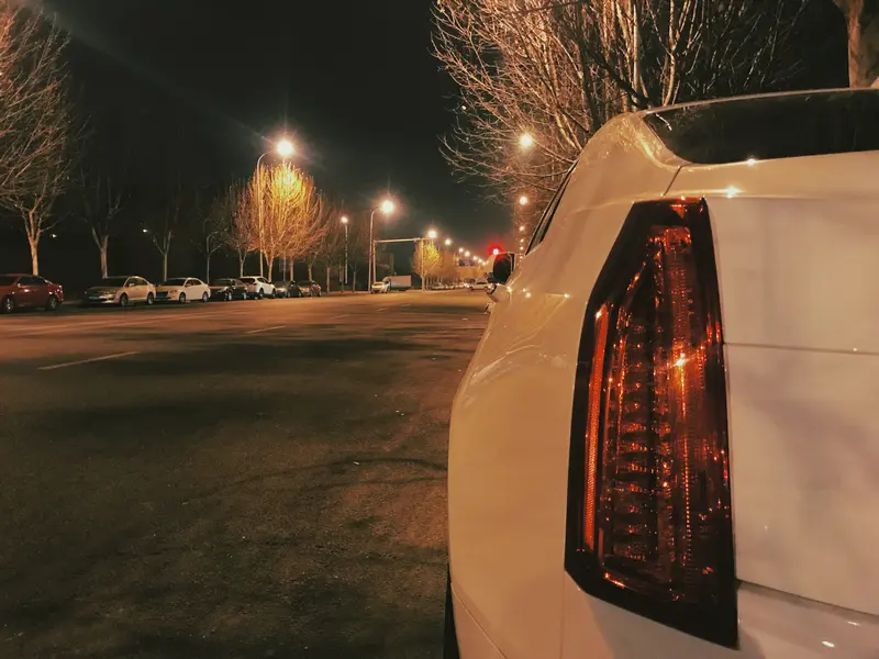 凯迪拉克和林肯这两个美式豪华品牌，现在的主打路线其实差得挺远的。凯迪拉克基本是把“性价比换豪华”焊在