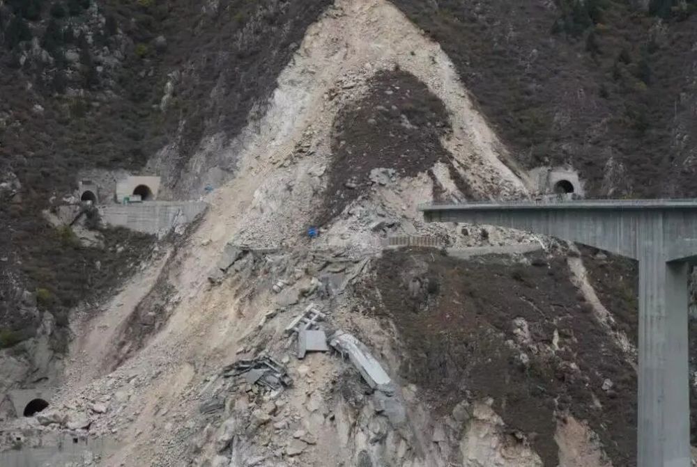 发现阿坝垮塌大桥裂缝货车司机: 看到垮塌视频感到后怕, 庆幸当时及时上报