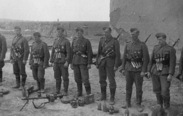 二战老照片，集结的德军突击队。这是斯大林格勒战役中准备出击的德军突击队。每个人表