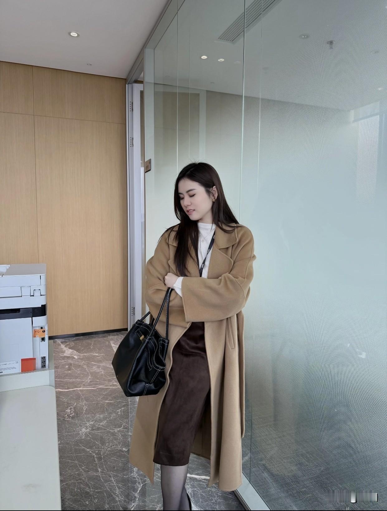 上班通勤应该怎么穿才有气质?上班通勤想穿得有气质，米奇色风衣配长裙是个绝佳选择。