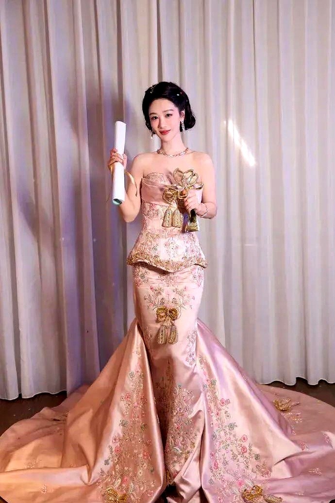 白玉兰红毯镜头扫过，杨紫硬生生把自己塞进那套修身裸粉高定里，腰线勒出一丝紧绷的局促。为了撕掉贴了十几