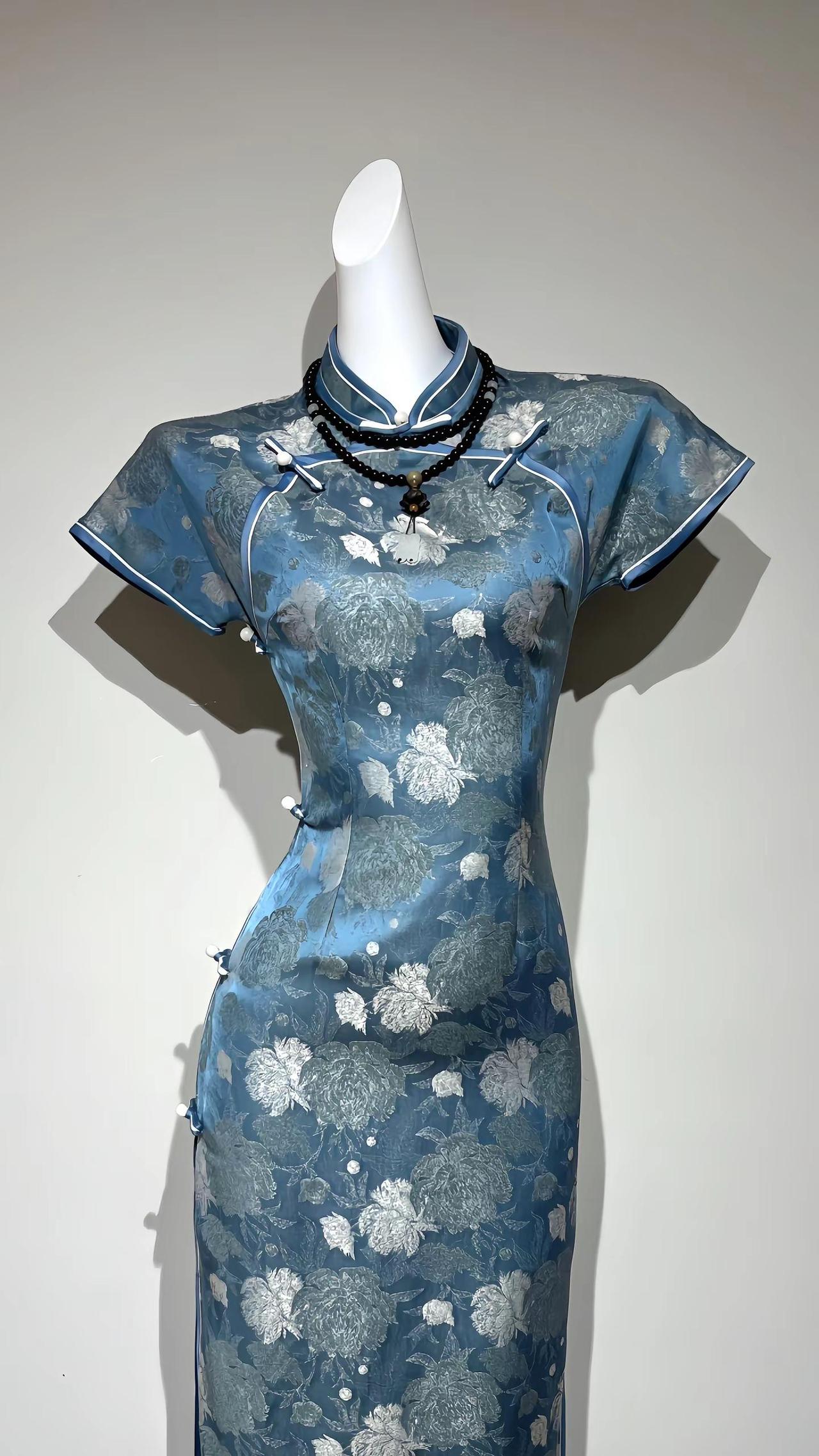 旗袍｜湖蓝雅韵一眼万年。