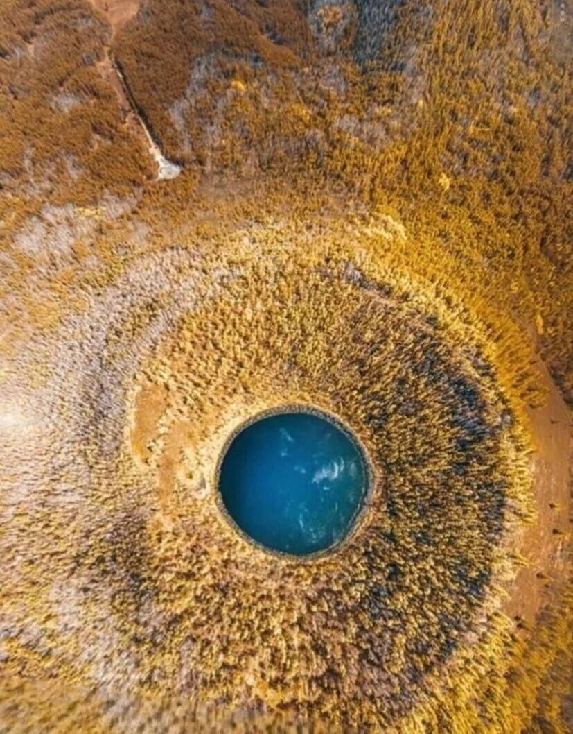 地质地貌（2918）月亮天池月亮天池，位于内蒙古扎兰屯柴河密林深处，是一座由火山喷发后形成的圆形火山