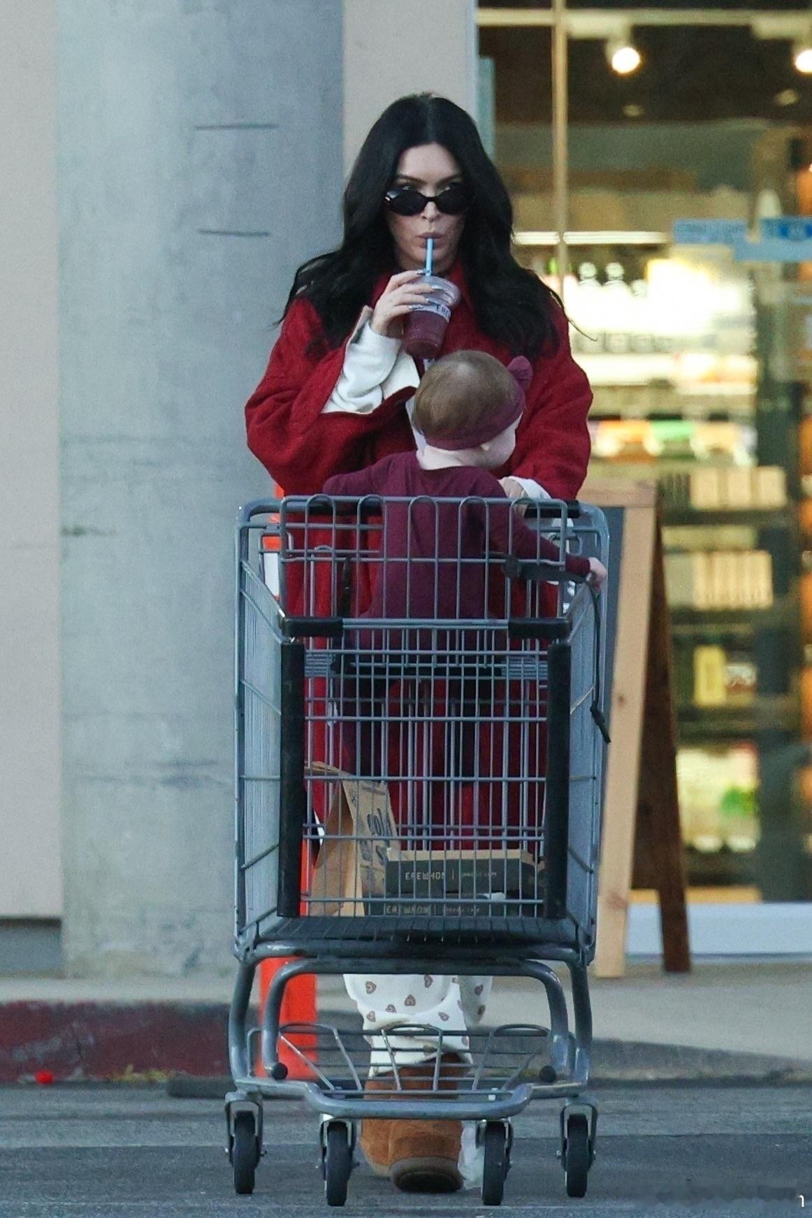 meganfox梅根福克斯在洛杉矶外出，带着10个月大的女儿SagaBlad