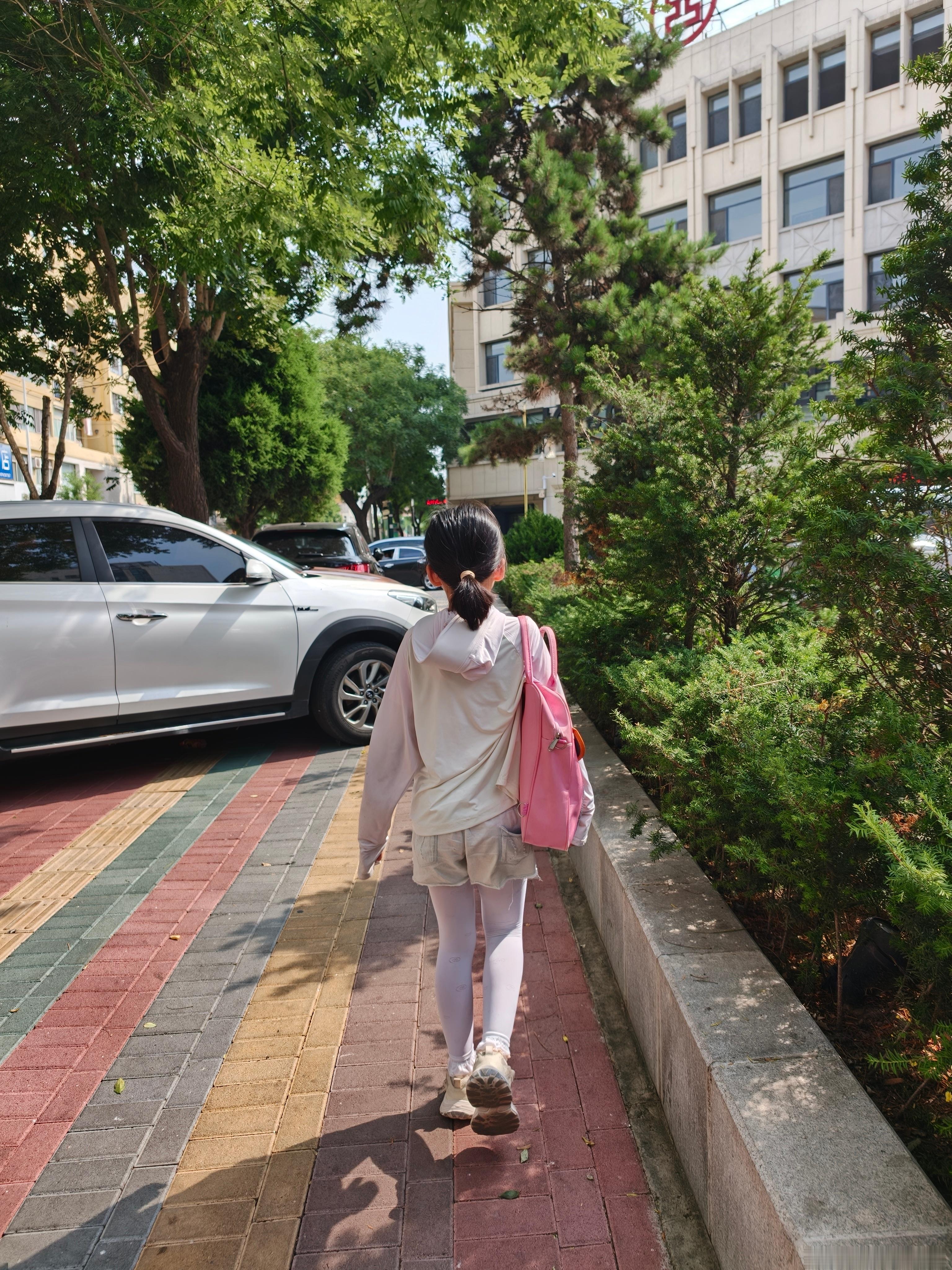 今天才发现，我家小孩姐走路这个屁股怎么扭呀扭的，哈哈。不知道我也扭吗