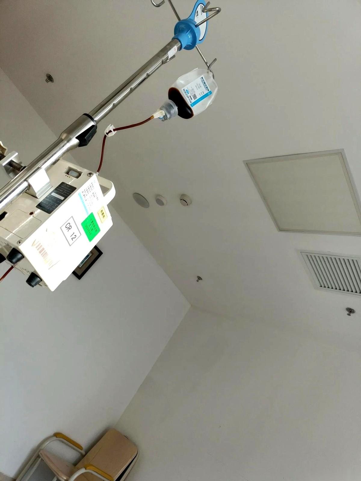 安贞医院，一根针扎进我手背，冰凉的液体开始往里灌。我躺在床上，眼睛扫了一圈，这