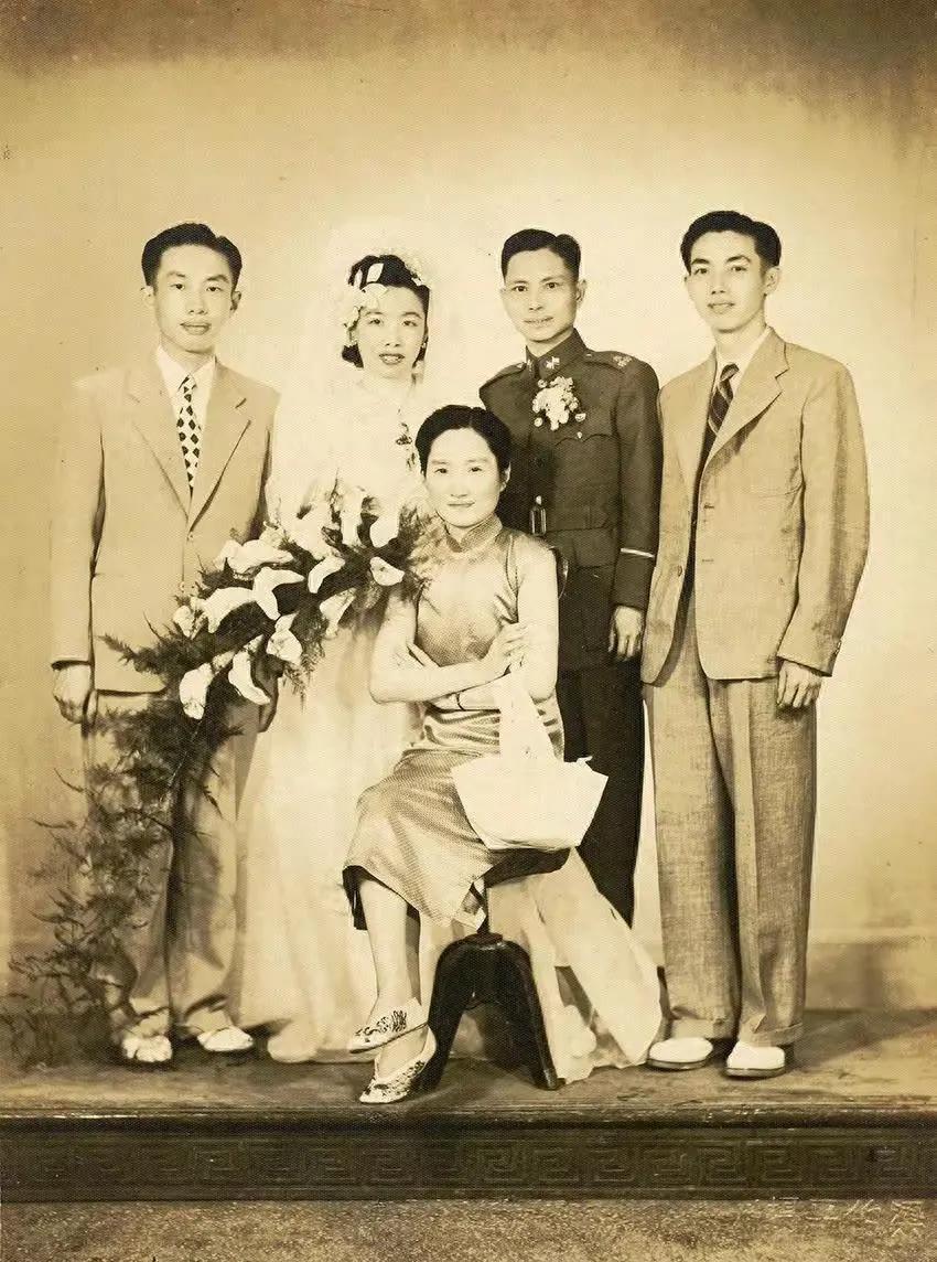 1947年，44岁的陆小曼参加侄女陆宗麟和邱沈钧的婚礼，留下这张珍贵的照片。民国