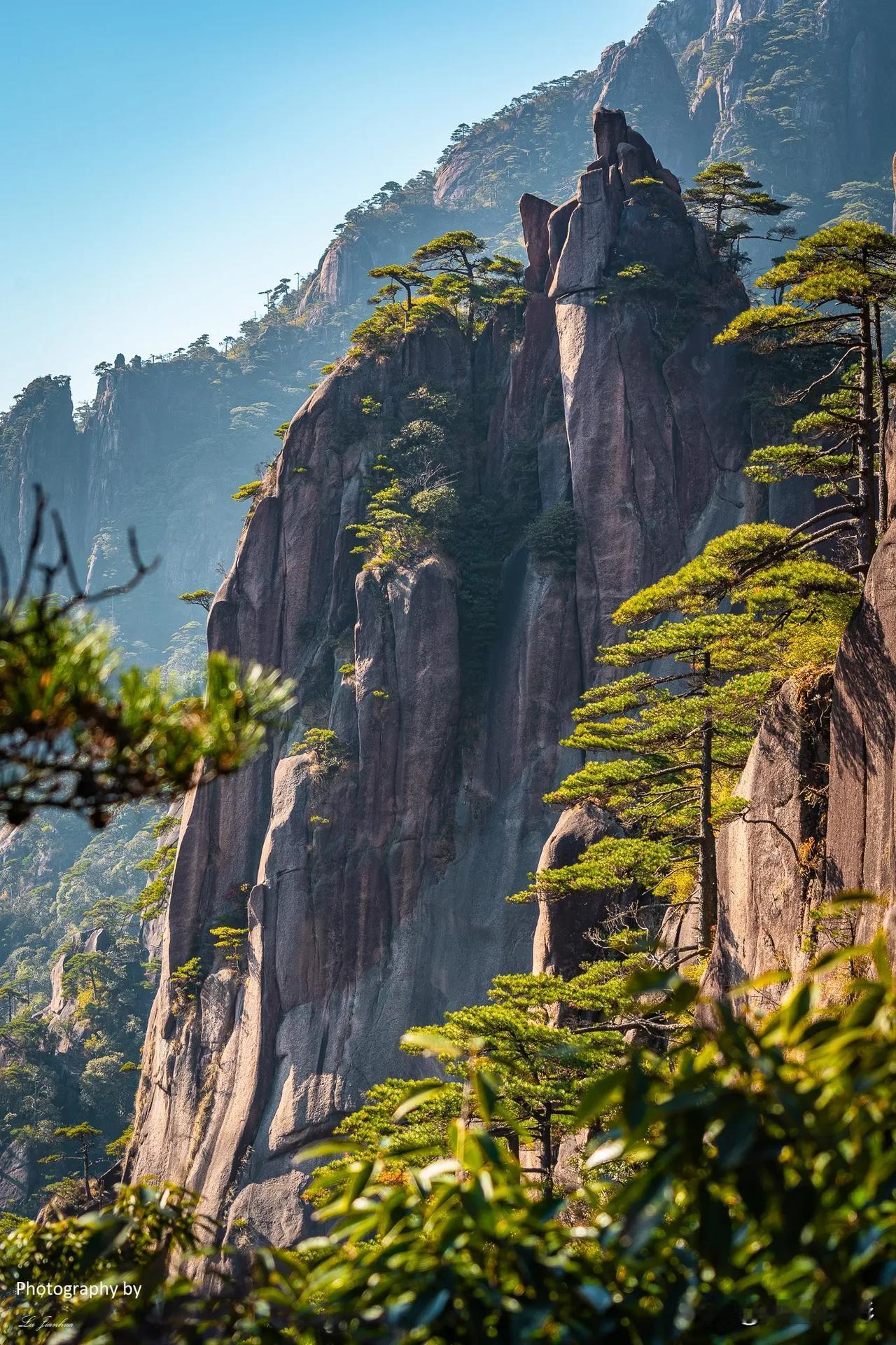 江西上饶三清山，有着丰富的地质地貌，被誉为“天然地质博物馆”。三清山拥有世界