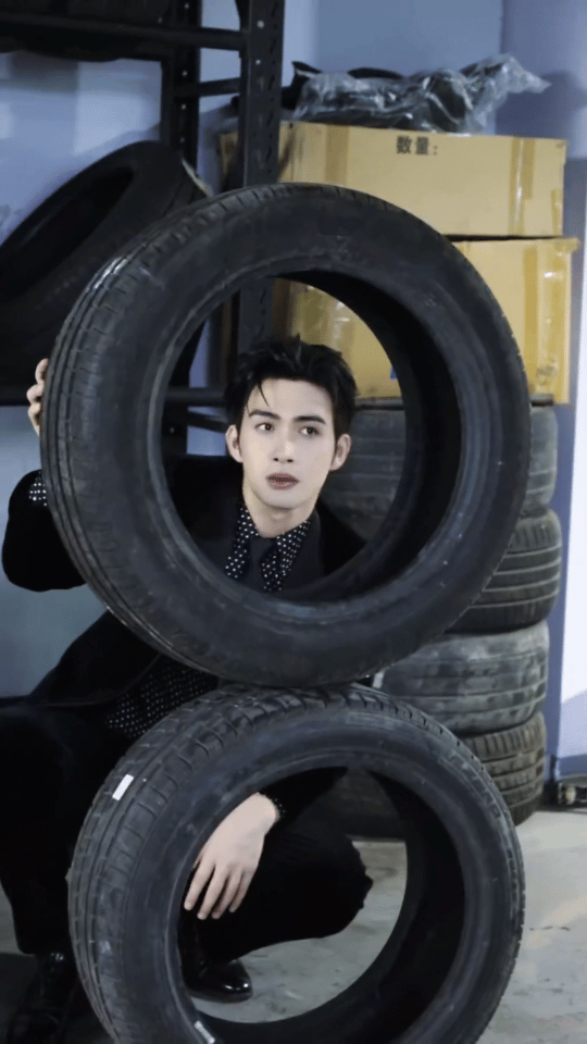 张彬彬修什么车来修我总结：张彬彬用“西装+修理厂”的组合，完成了一次惊艳的时尚