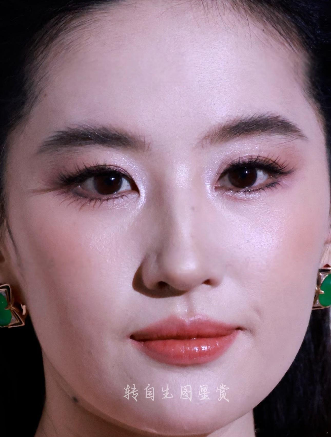 刘亦菲怼脸生图，无滤镜无ps，这个状态算不算大美女？​​​