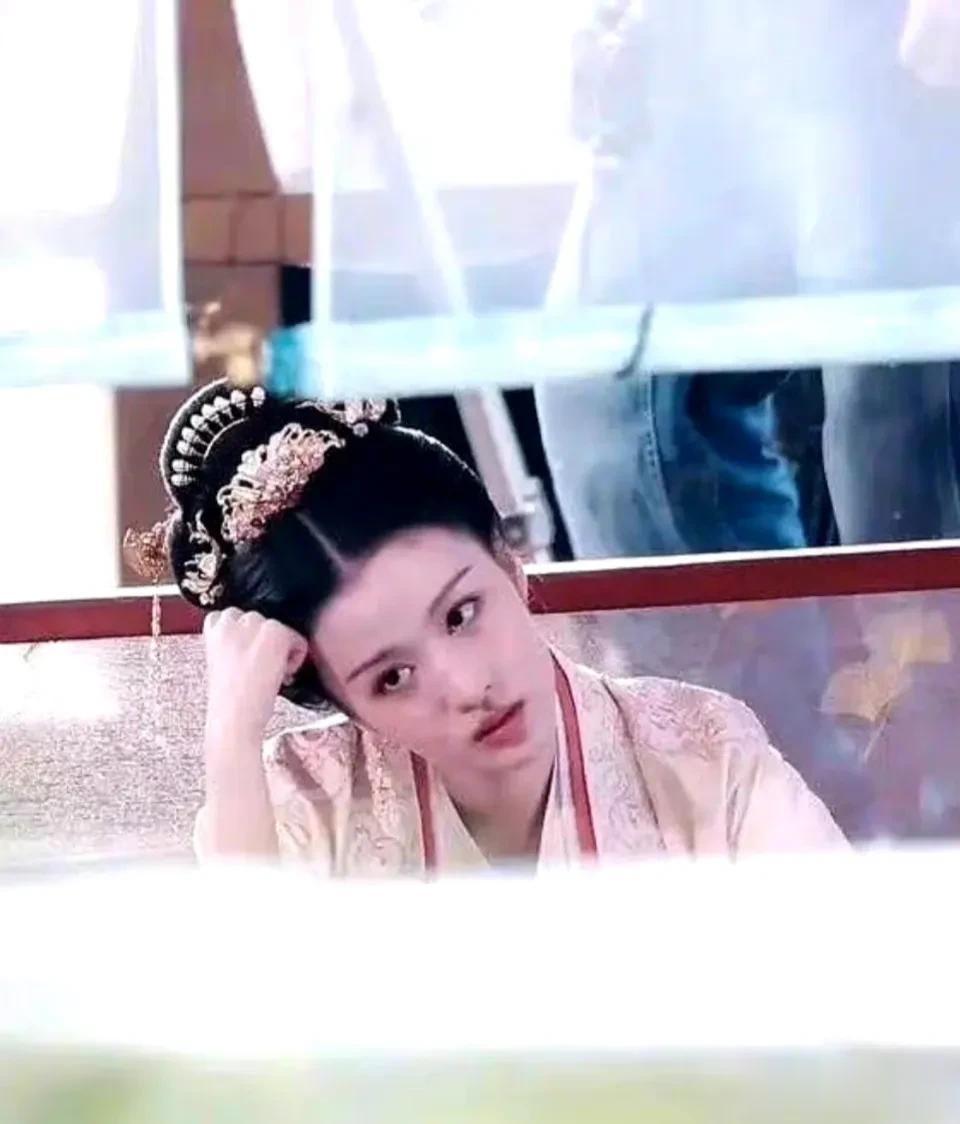 哪怕杨颖作为演员的口碑再差也不是后来这些95花能比的，王楚然和她的这造型简直一模