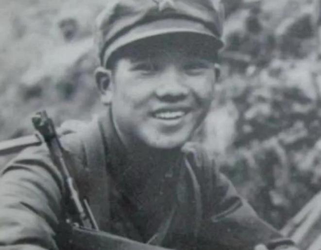 1979年，对越反击战中，一个战士给前线阵地送情报，却发现阵地已经被越军占领，他