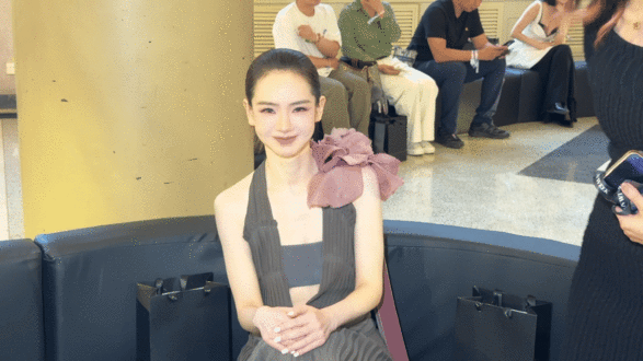 戚薇美背戚薇新妆造里的黑色透丝露背长裙，把美背凸显出来了，清冷感也让造型更有