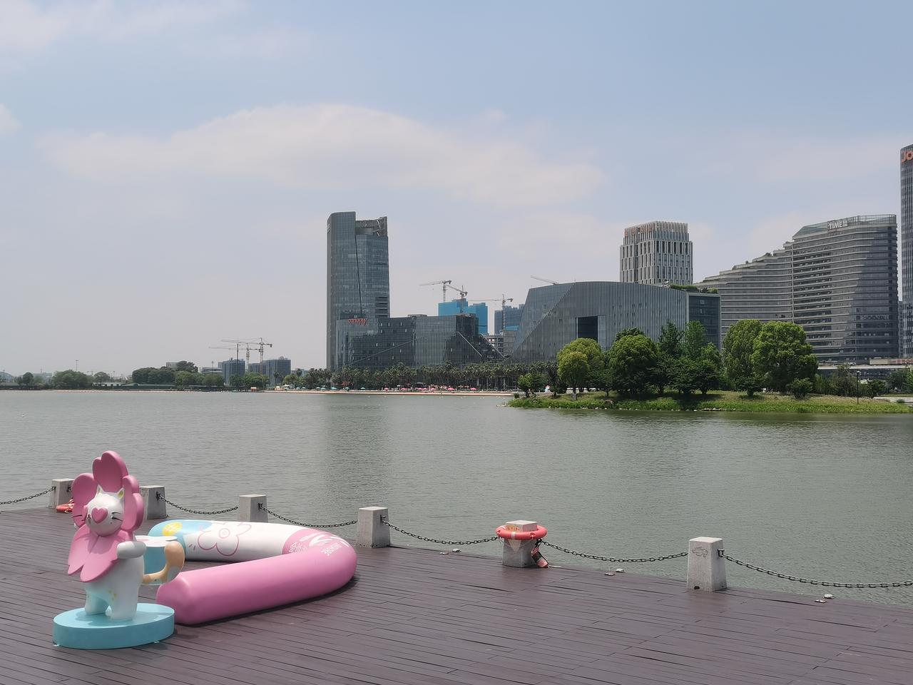 今日漫步杭州下沙金沙湖，这片素有“小三亚”之称的城市秘境，目之所及皆是明媚阳光、