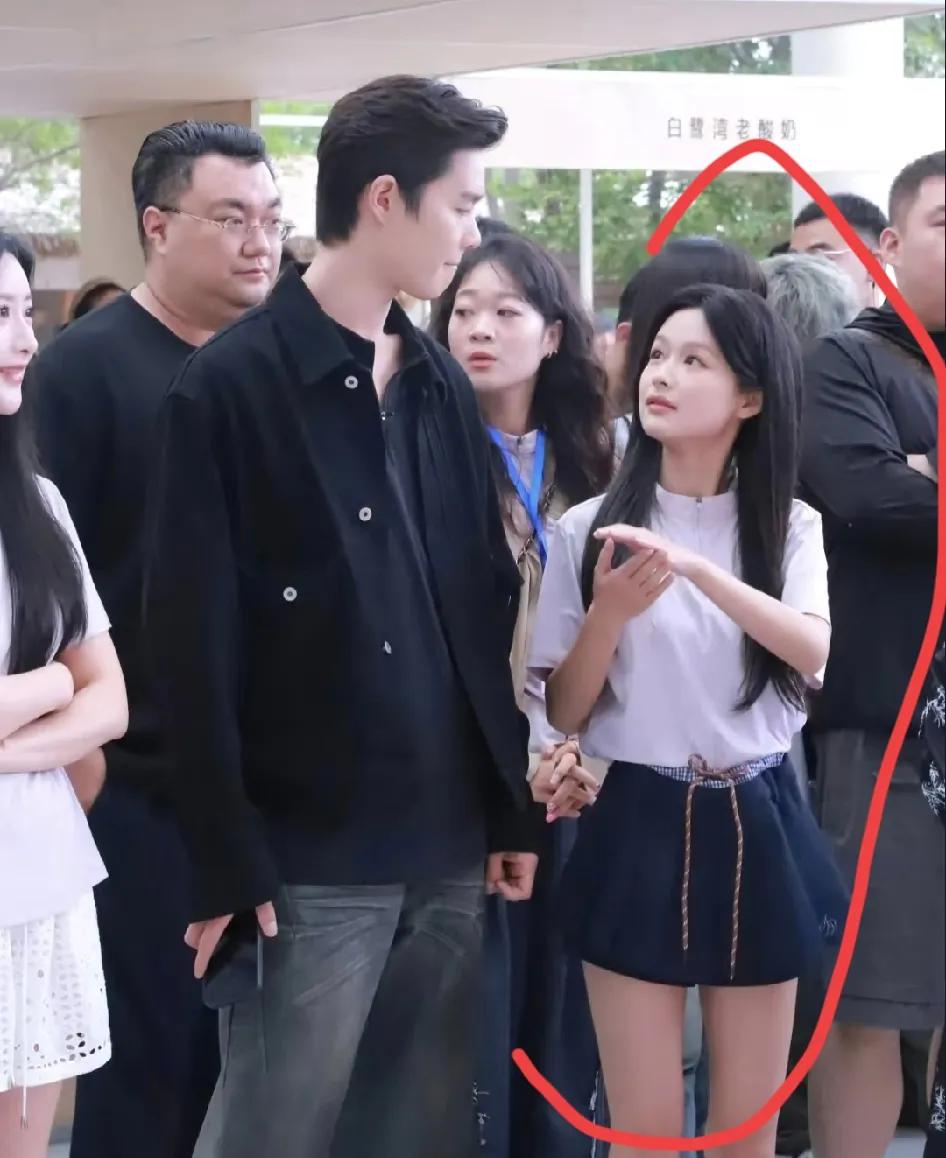 于正新捧的小姑娘，余茵。她这是刚和柯淳拍完短剧乖乖女火出圈的时候吧，还是其他剧