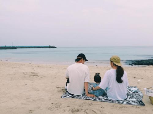在妈妈的教育下, 一个6年级小孩很有孝心