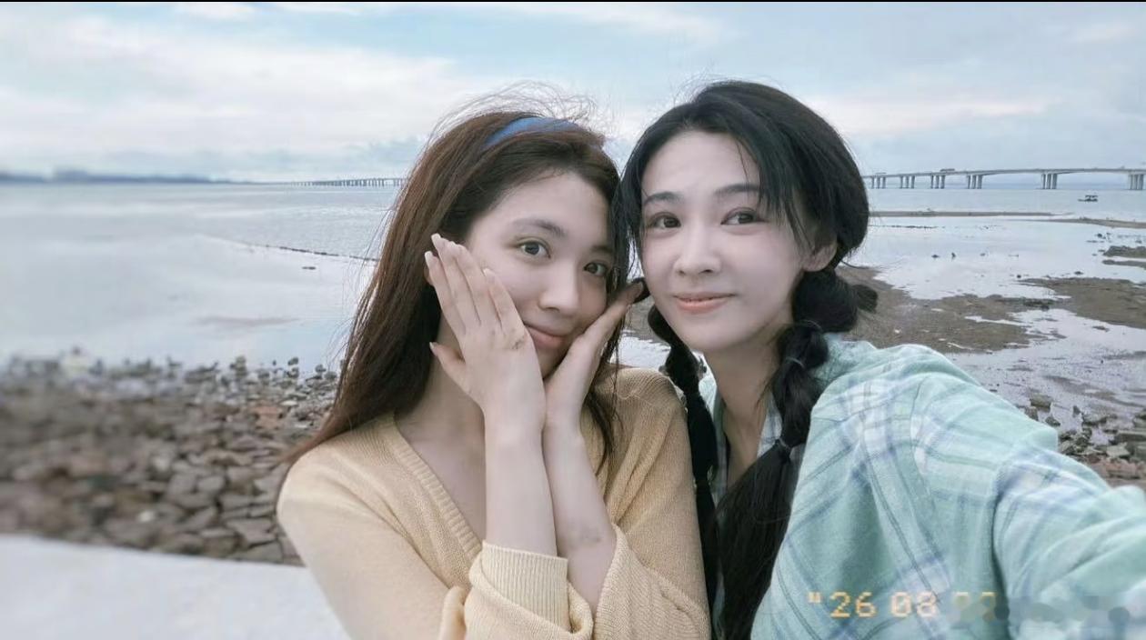 #代露娃是意外被公司签下的#当年代露娃陪丁笑滢去试戏，好友落选，反而是她意外被公司签下。那句回忆里的