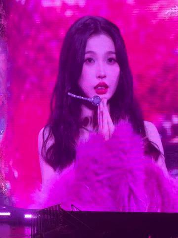 虞书欣开着生日会，在舞台上说着说着就说哭了，还说没有给自己带纸巾，现在重新回归流