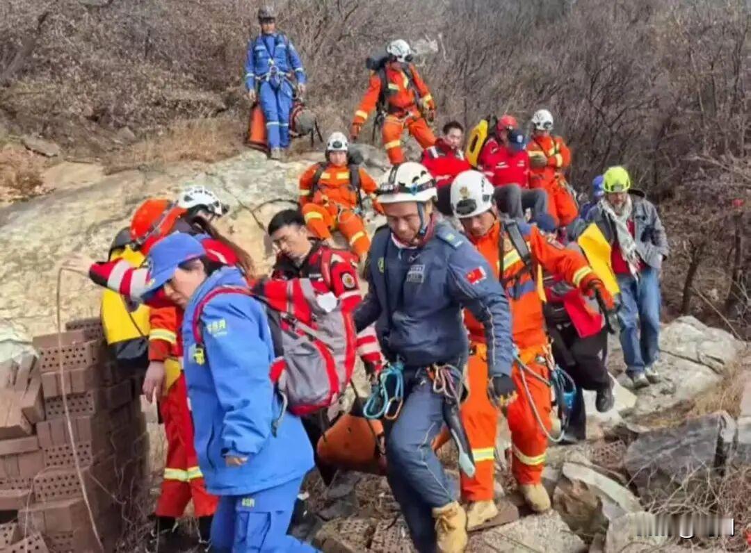其丈夫补充：“此行由妻子提议；妻子曾因穿粗跟鞋吃力光脚前行，自己拖行李晚到山顶约