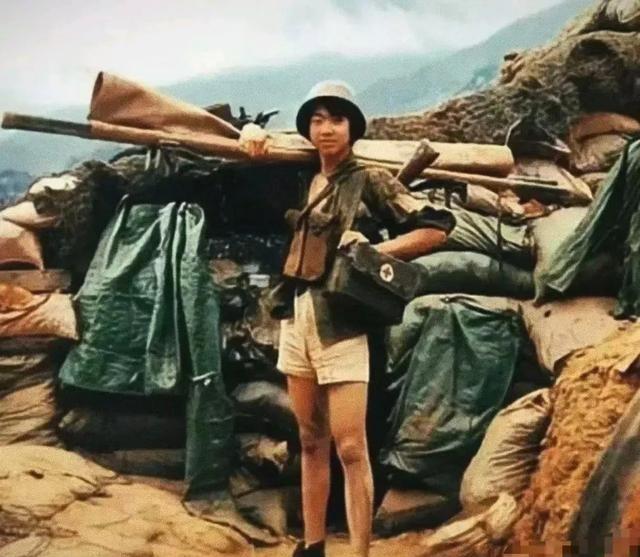 40年多前的反击战期间，我方医疗队一位女兵抢救完伤员归来，拍下了这张照片。后来，