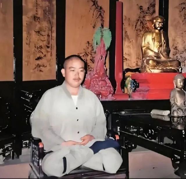 这是一个僧人年轻时的留影，当时他已接任少林寺方丈，万万没想到，多年以后，他居然家