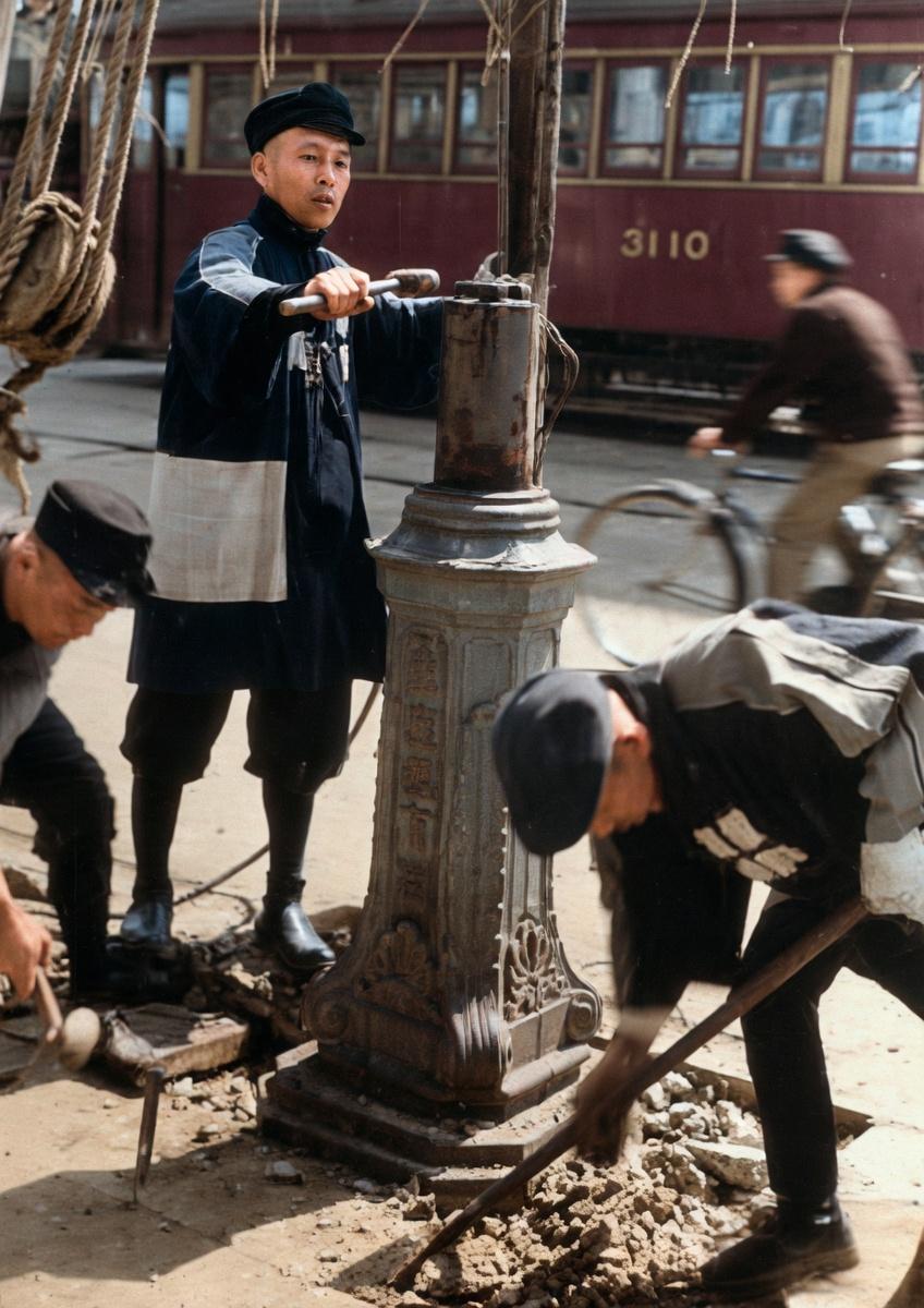 这张《LIFE》杂志的老照片，是二战后期日本本土的绝望一幕，日本人正在街头暴力拆