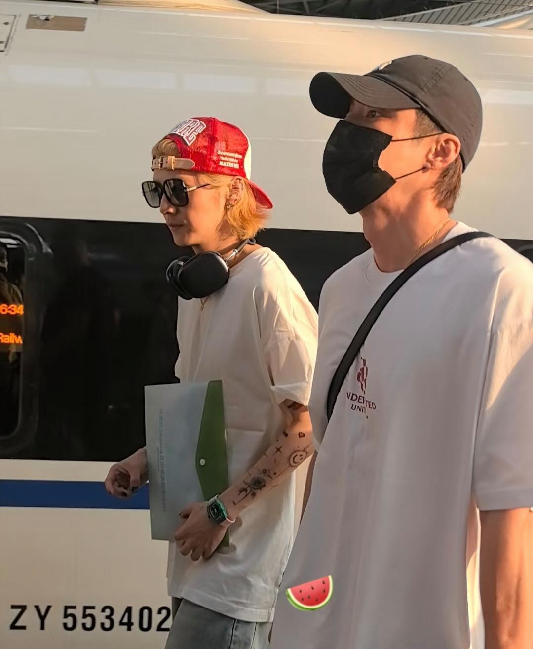 35岁鹿晗在北京被偶遇，他瘦了很多，越来越女性化了，一头黄毛，手上都是纹身，一言
