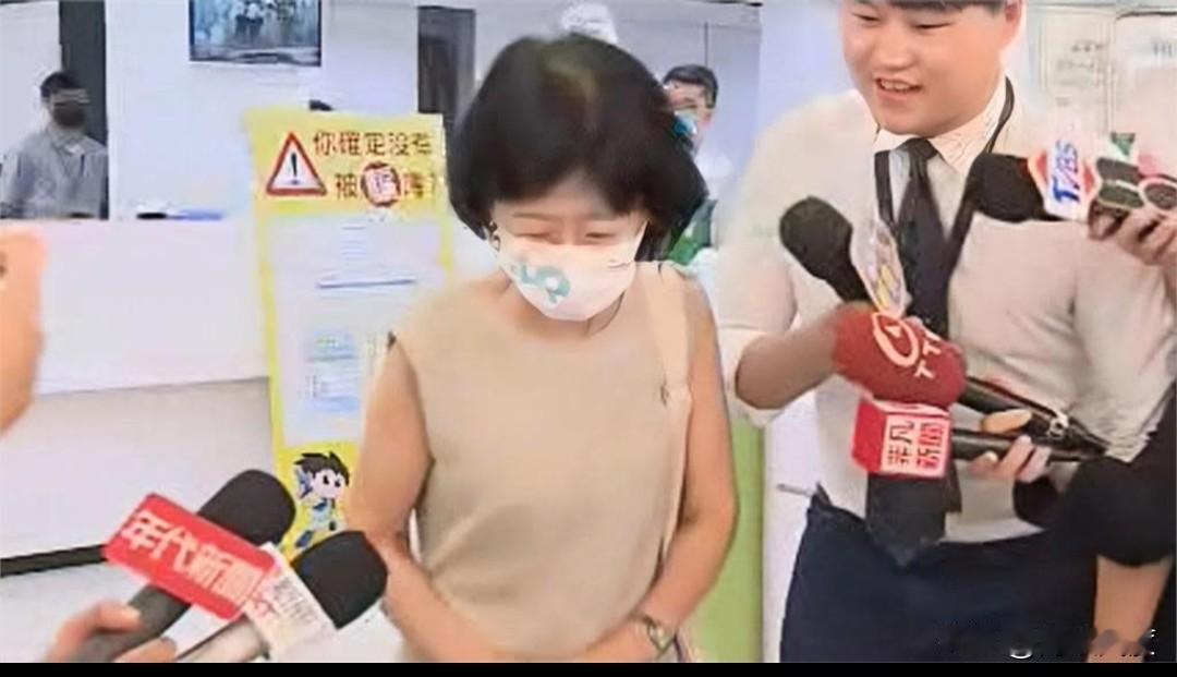 柯文哲7000万交保，陈佩琪到银行秒汇款，笑容藏不住！柯文哲上午被法庭裁定交保
